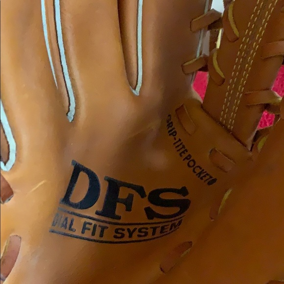 Wilson DFS Series Dial Fit System Glove (Leftie) - Picture 8 of 11